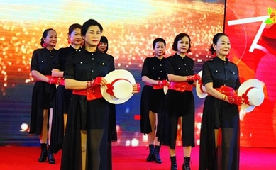 时尚银发艺术院天津分院启动暨津南45+媚女人旗袍汇庆三八节联欢汇庆圆满举行